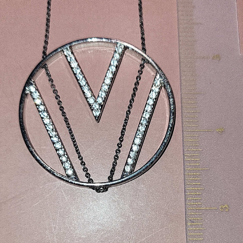 Elegant Silver Pendant Necklace